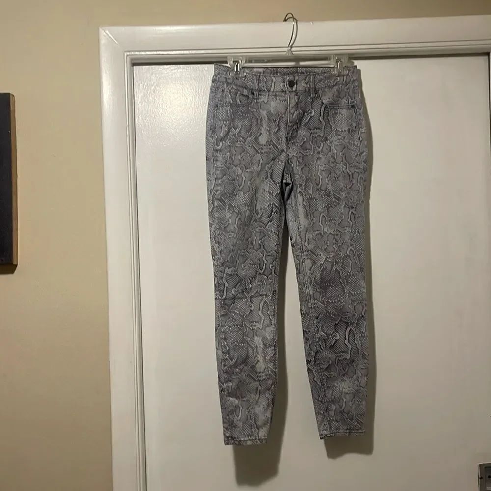 White House black market skinny ankle snakeskin print pants size 2